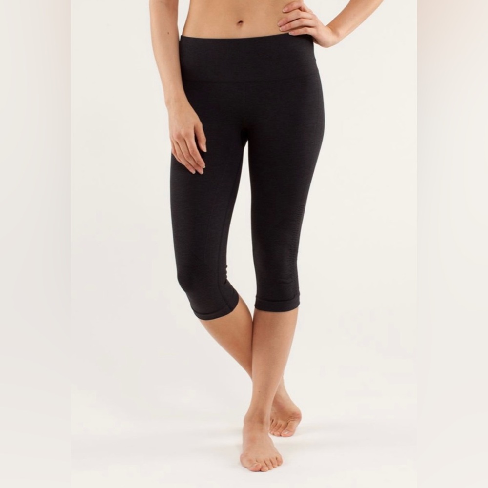 In the flow crop lululemon leggings black